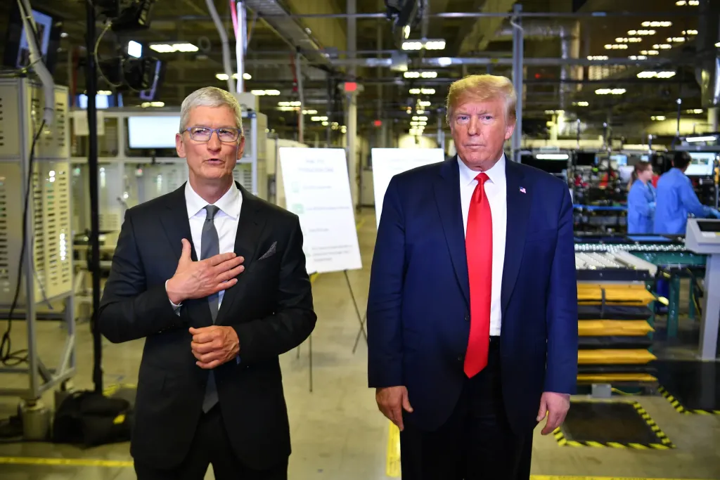 Tim Cook és Trump kapcsolata: Tech vezetők új mintája