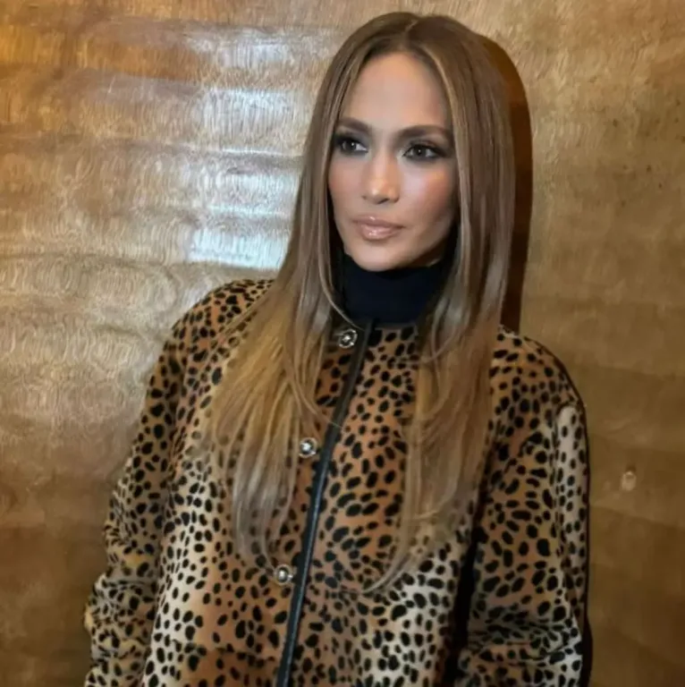 Jennifer Lopez hódít a Y2K állatmintás kabátjával-3