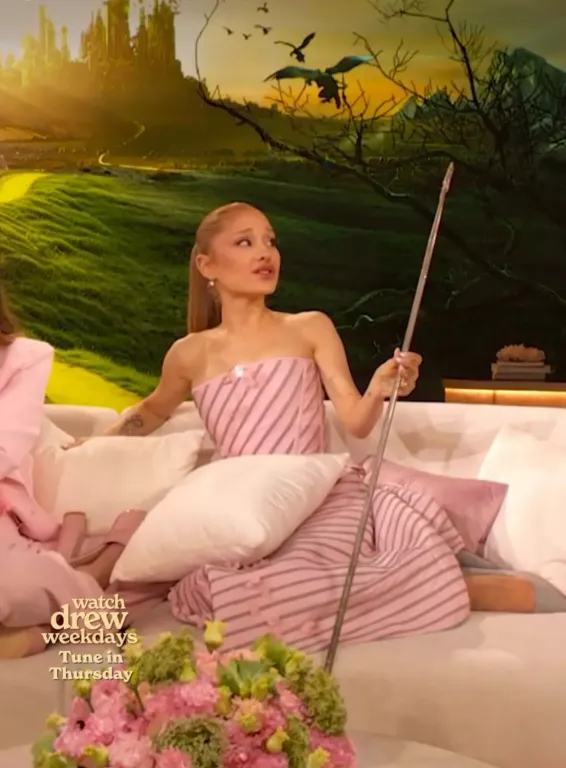 Ariana Grande meghatódva tartja Glinda eredeti varázspálcáját-2