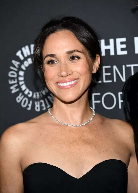 Meghan Markle káprázatos nyaklánca a Paley Gálán-1