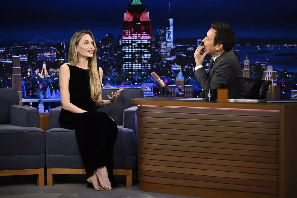 Angelina Jolie mezítláb a Tonight Show-ban-1