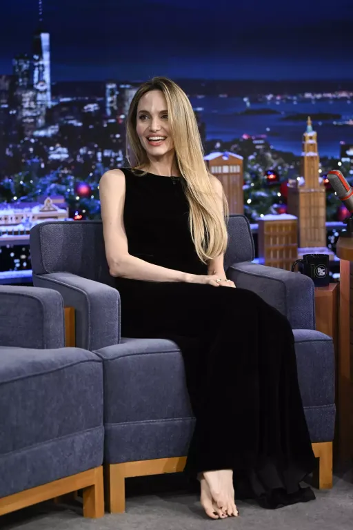 Angelina Jolie mezítláb a Tonight Show-ban-2