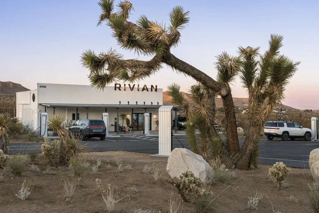 Rivian töltőállomás Joshua Tree-ben: Luxus az elektromos autósoknak