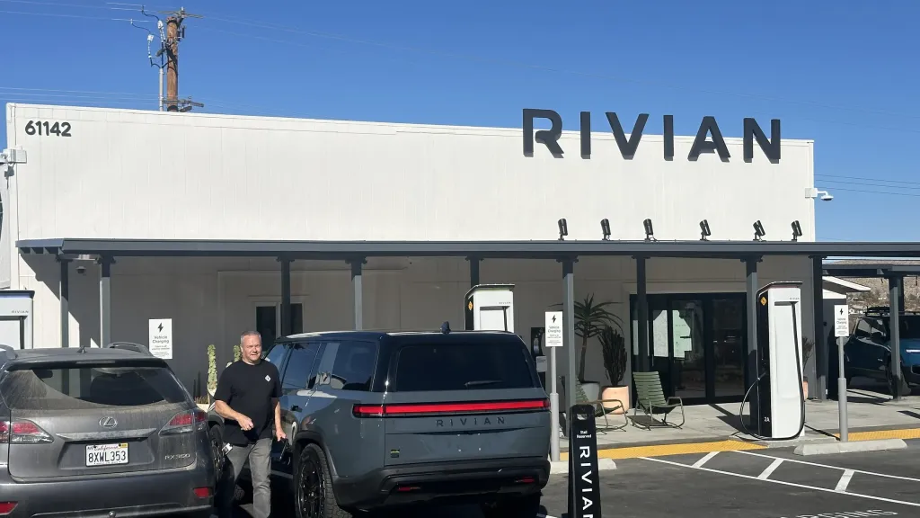 Rivian töltőállomás Joshua Tree-ben: Luxus az elektromos autósoknak-5