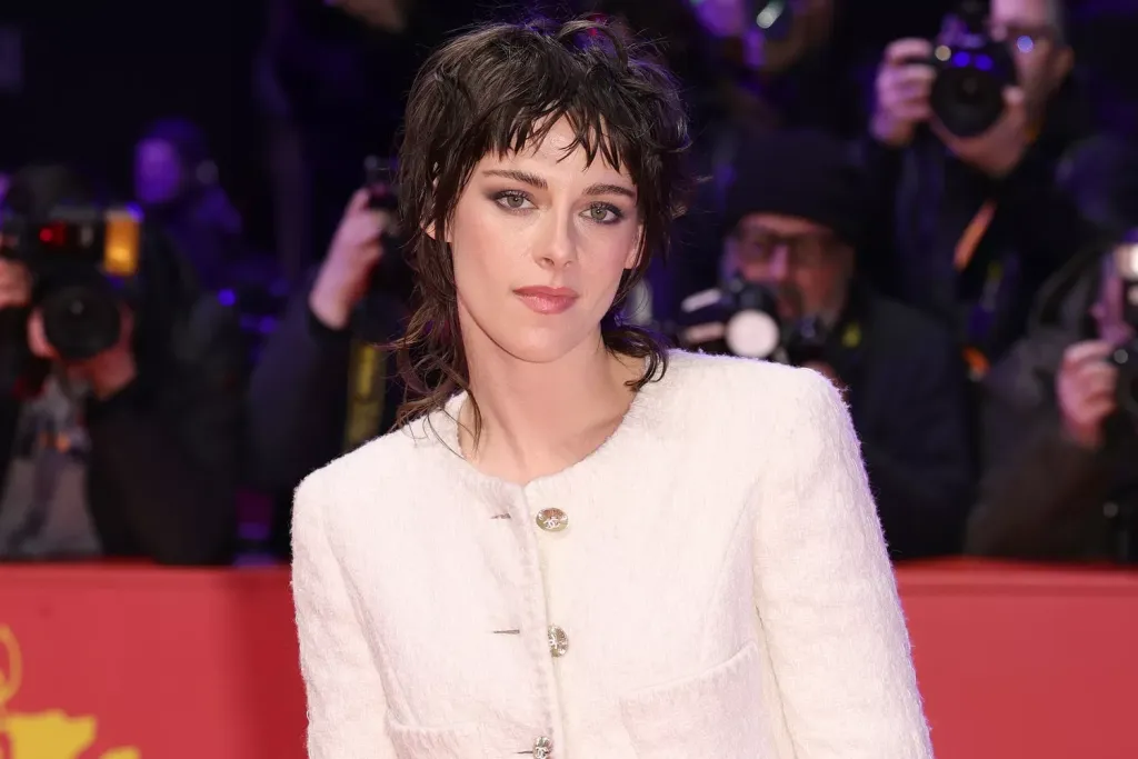 Kristen Stewart: Nadrág nélkül a téli divatban-2