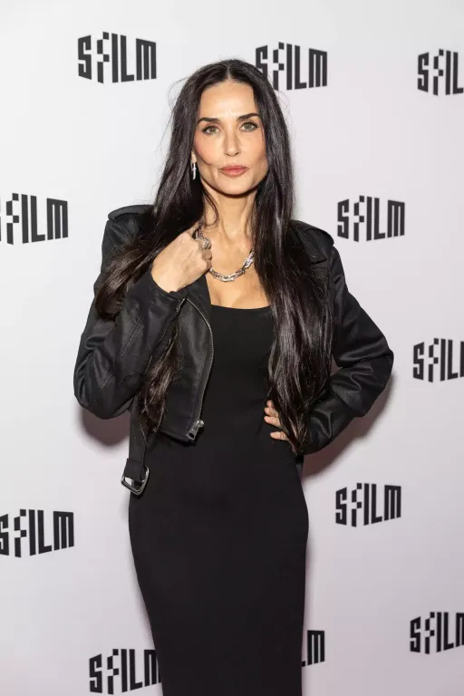 Demi Moore kápráztat a kis fekete ruhában-1