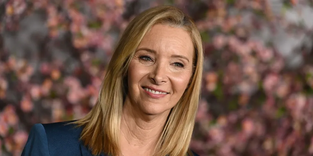 Why Lisa Kudrow Struggled to Befriend Her 'Friends' Co-Stars