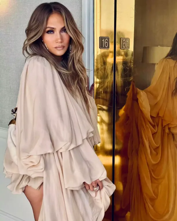 Jennifer Lopez kápráztat a merész Chloé miniruhában-1