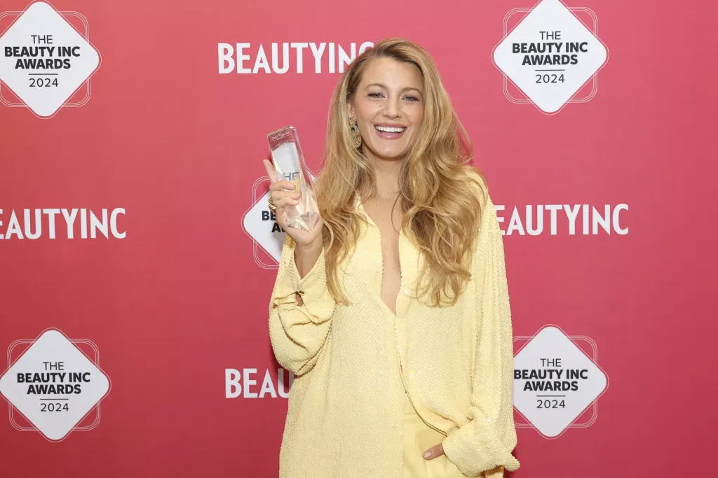 Blake Lively ragyogó sárga szettben a Beauty Inc Awards-on-2