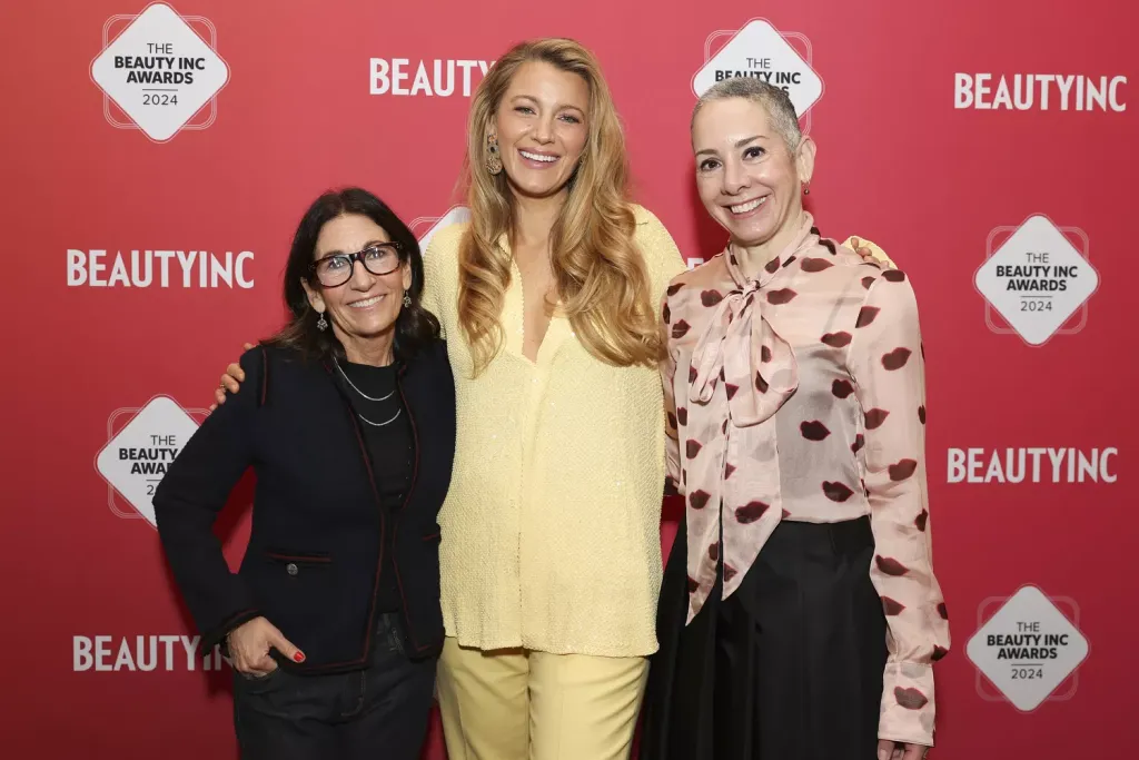 Blake Lively ragyogó sárga szettben a Beauty Inc Awards-on-3