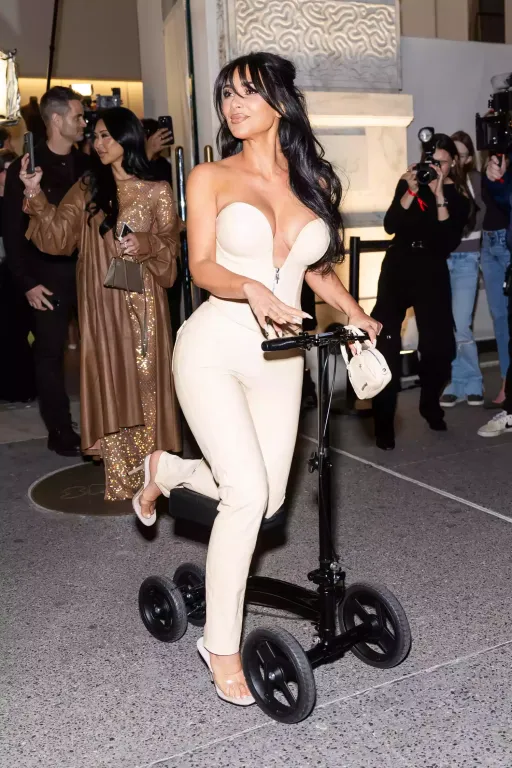 Kim Kardashian sérülten is stílusos a SKIMS megnyitón-1