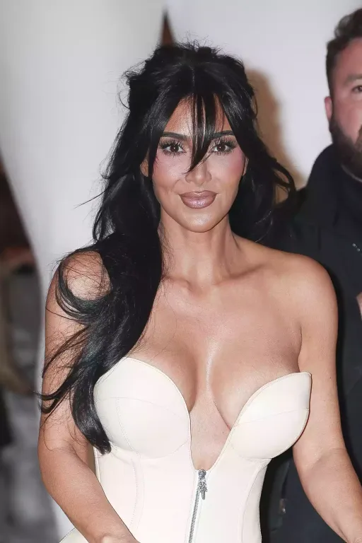 Kim Kardashian sérülten is stílusos a SKIMS megnyitón-2