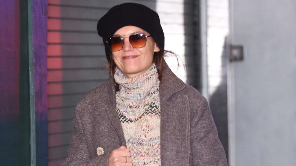 Katie Holmes Added This Olsen Twin-Approved Accessory to Her Winter Outfit Formula