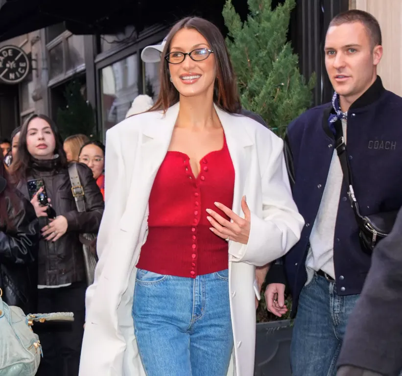 Bella Hadid szexi könyvtáros stílusa karácsonyi köntösben-2