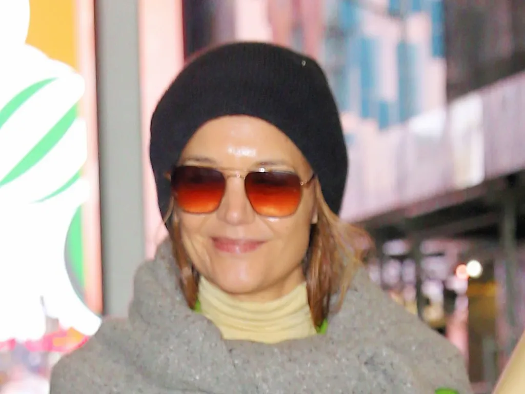 Katie Holmes’s Cool-Girl Coat Takes on a Polarizing Color Trend