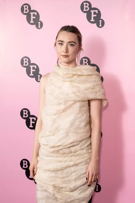 Saoirse Ronan káprázatos rózsaszín ruhában tündökölt-2