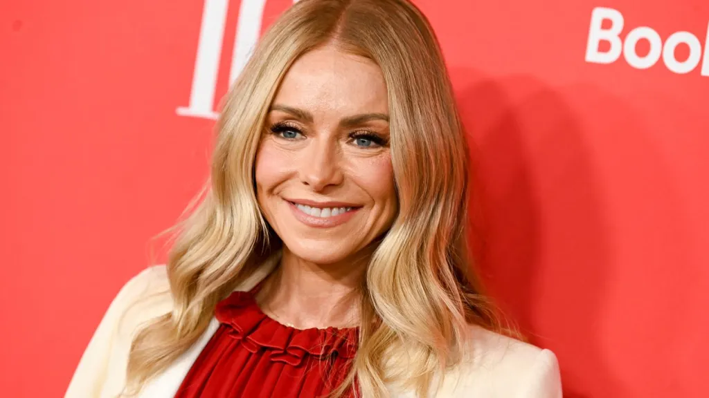 Kelly Ripa's Rare Makeup-Free Selfie Showed Off Her Glowing Winter Skin