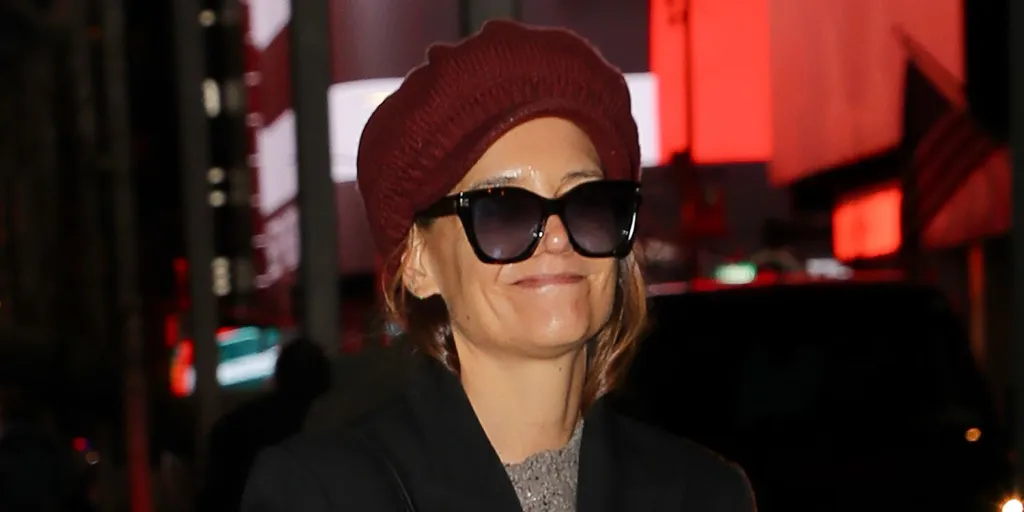 Katie Holmes's '90s-Inspired Winter Outfit Had Faded Brown Jeans and a Huge Paperboy Hat