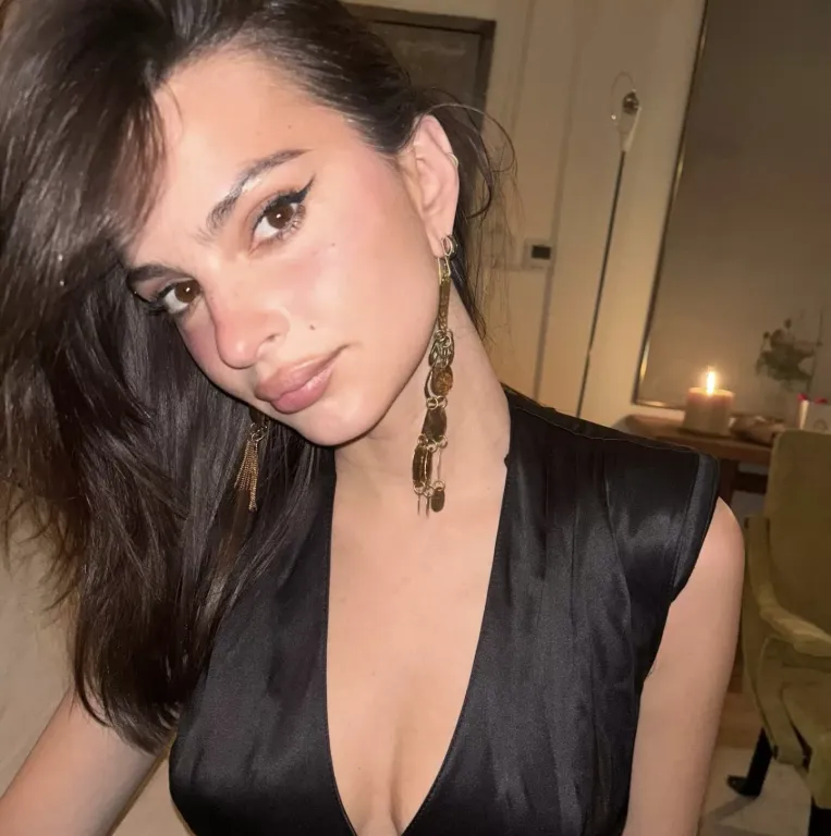 Emily Ratajkowski karácsonyi eleganciája: LBD és arany-1