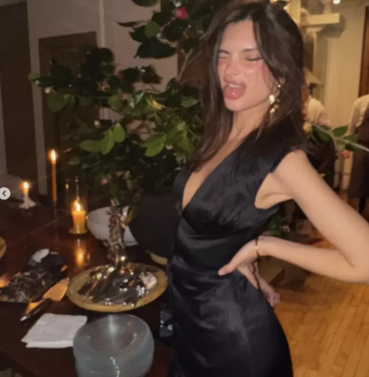 Emily Ratajkowski karácsonyi eleganciája: LBD és arany-2