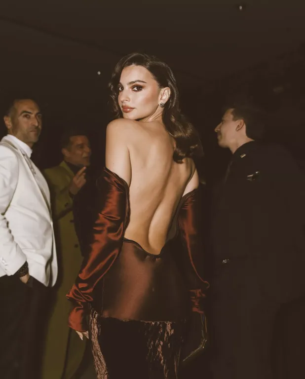 Emily Ratajkowski karácsonyi eleganciája: LBD és arany-3