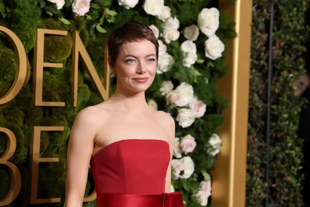 Emma Stone sokkolja a Golden Globe-ot új frizurájával-2