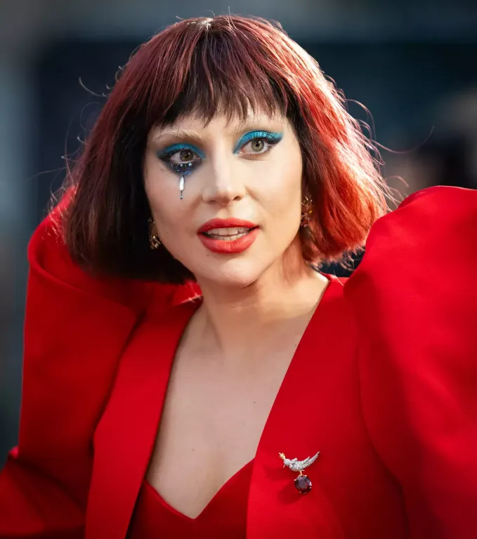 Lady Gaga sminkmentesen ünnepli új slágerét-2