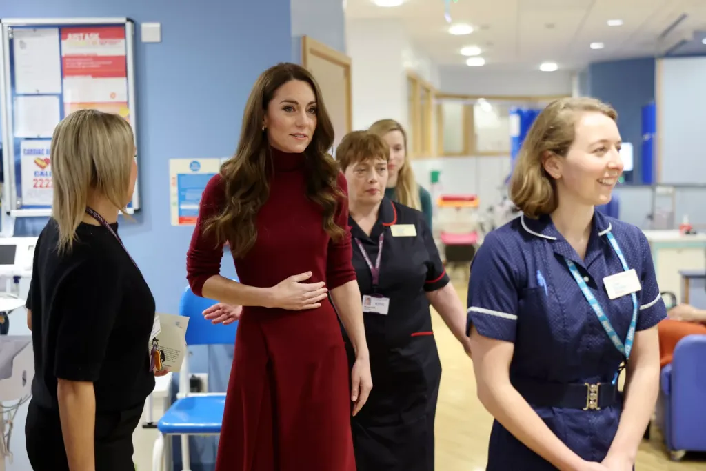 Kate Middleton meglátogatta a rákkezelését végző kórházat-3