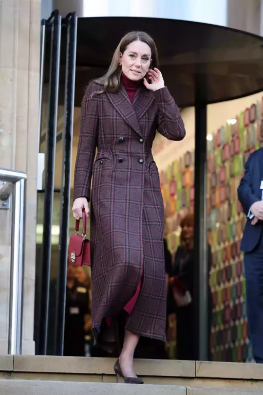 Katalin hercegné maroon színű ruhái: Erő és elegancia-2