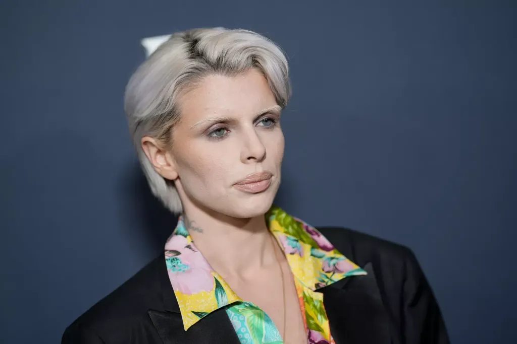 Julia Fox meglepő új frizurája: David Bowie ihlette-1