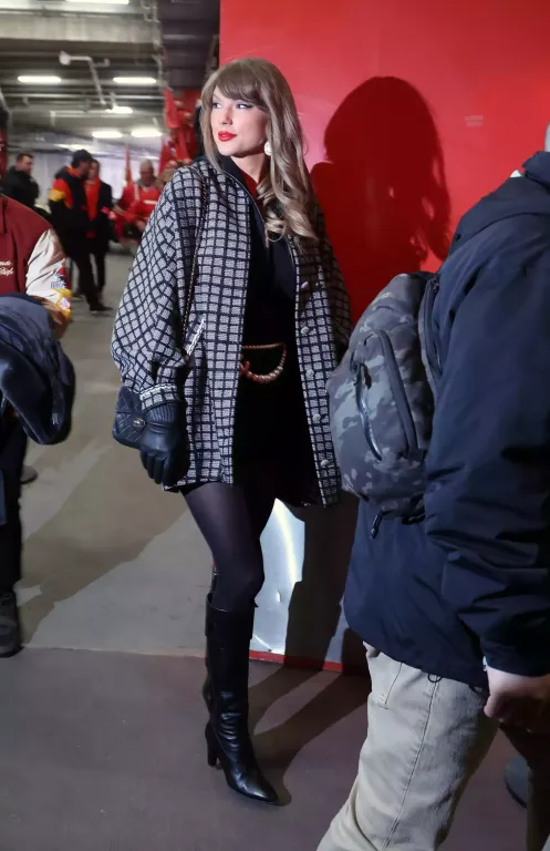 Taylor Swift káprázatos Chanel-ben a Chiefs meccsén-1