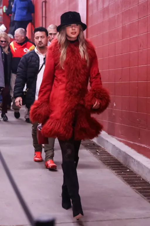 Taylor Swift káprázatos Chanel-ben a Chiefs meccsén-3