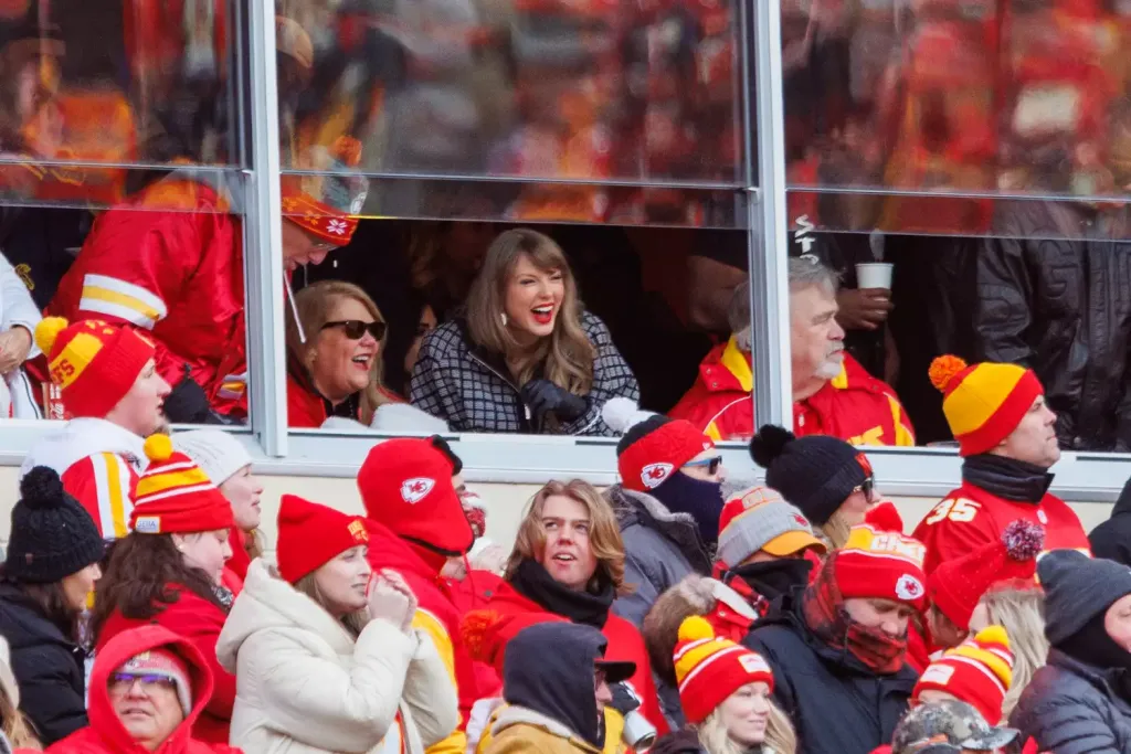 Travis Kelce utal Taylor Swift dalára a meccsen-2