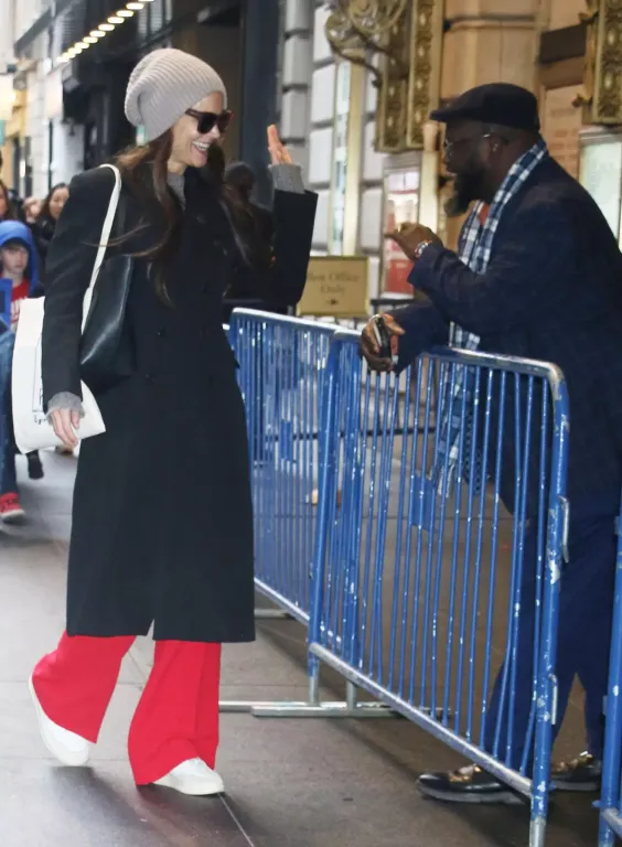 Katie Holmes meghökkentő neonvörös nadrágja-1