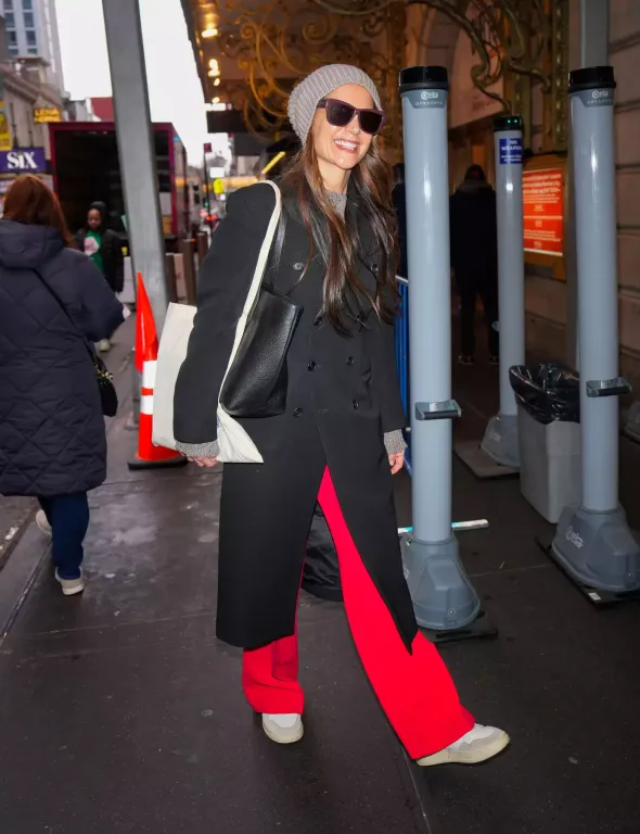Katie Holmes meghökkentő neonvörös nadrágja-2