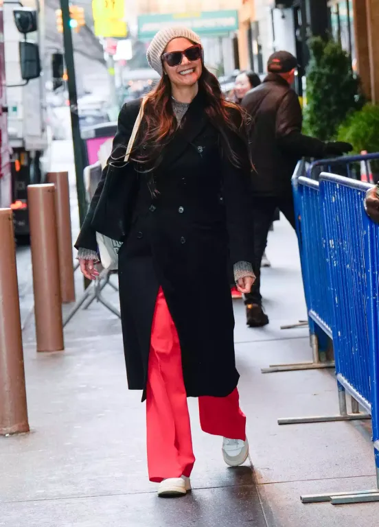 Katie Holmes meghökkentő neonvörös nadrágja-3