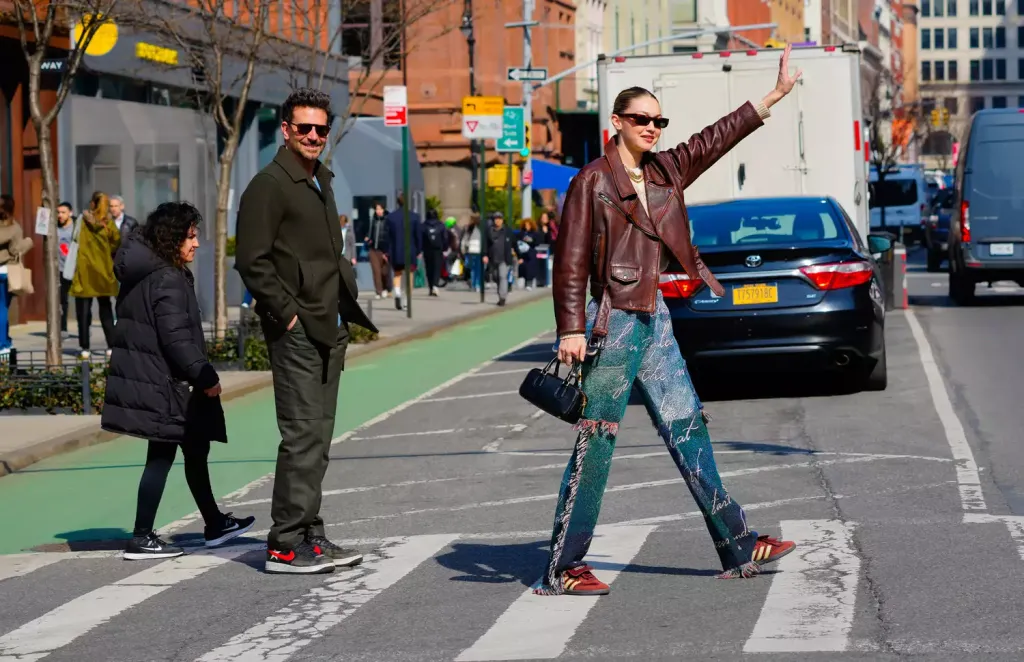 Gigi Hadid és Bradley Cooper: Közös NFL-meccs-3
