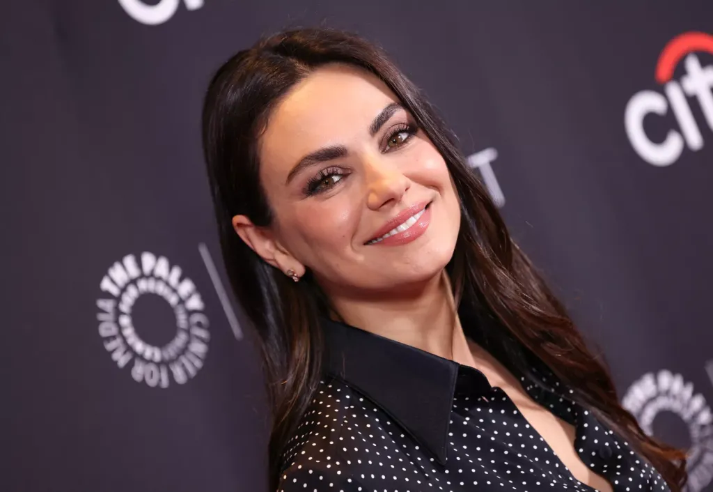 Mila Kunis meglepő hajszínváltása: cseresznye-kóla vörös-2
