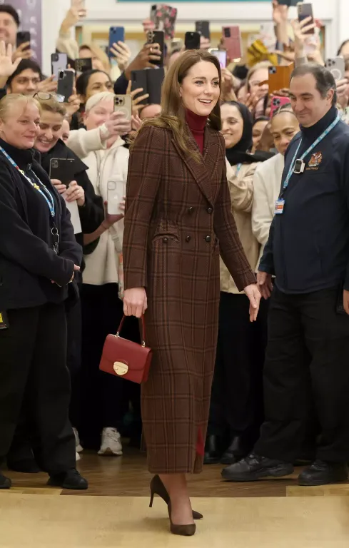 Kate Middleton tiszteleg II. Erzsébet előtt táskájával-2