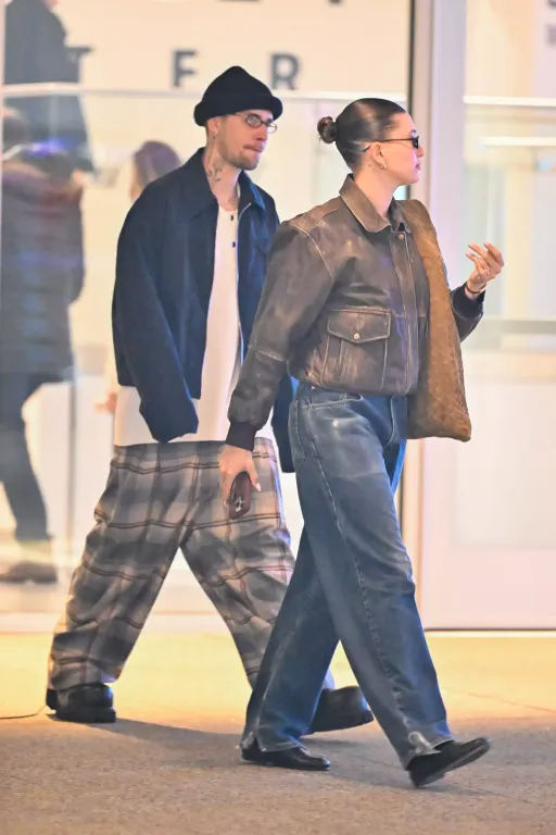 Hailey Bieber cáfolja a válási pletykákat új táskájával-2