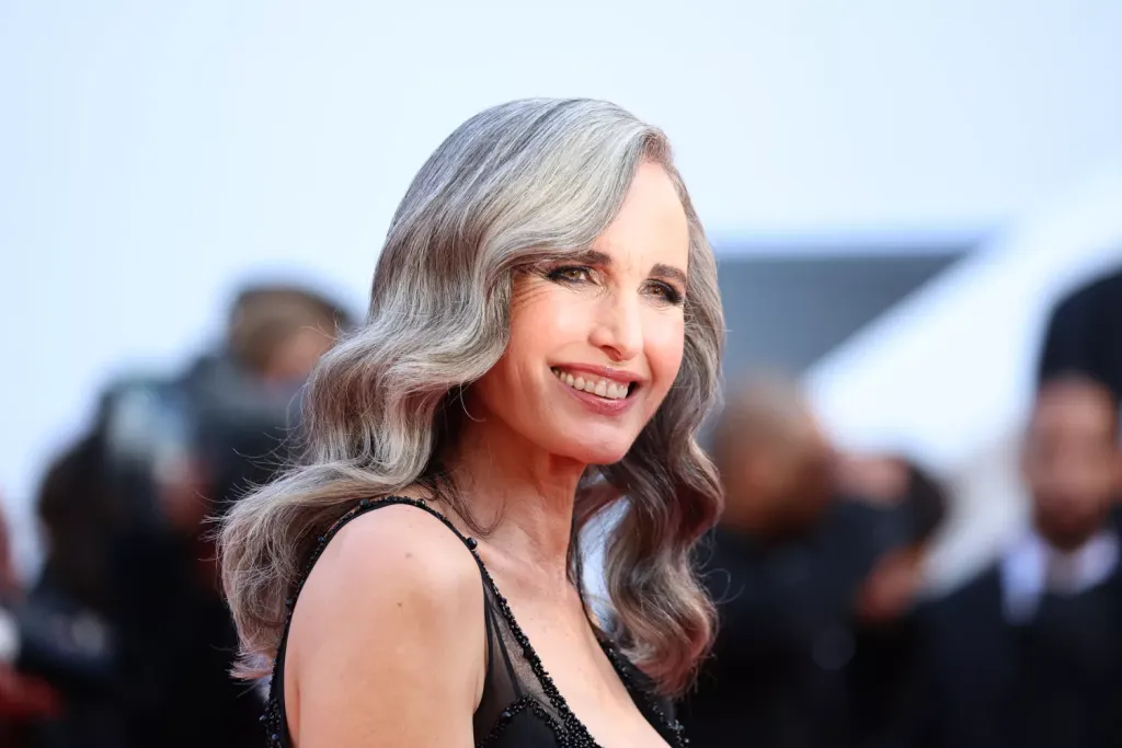 Andie MacDowell ragyogó fehérben a téli New Yorkban-3