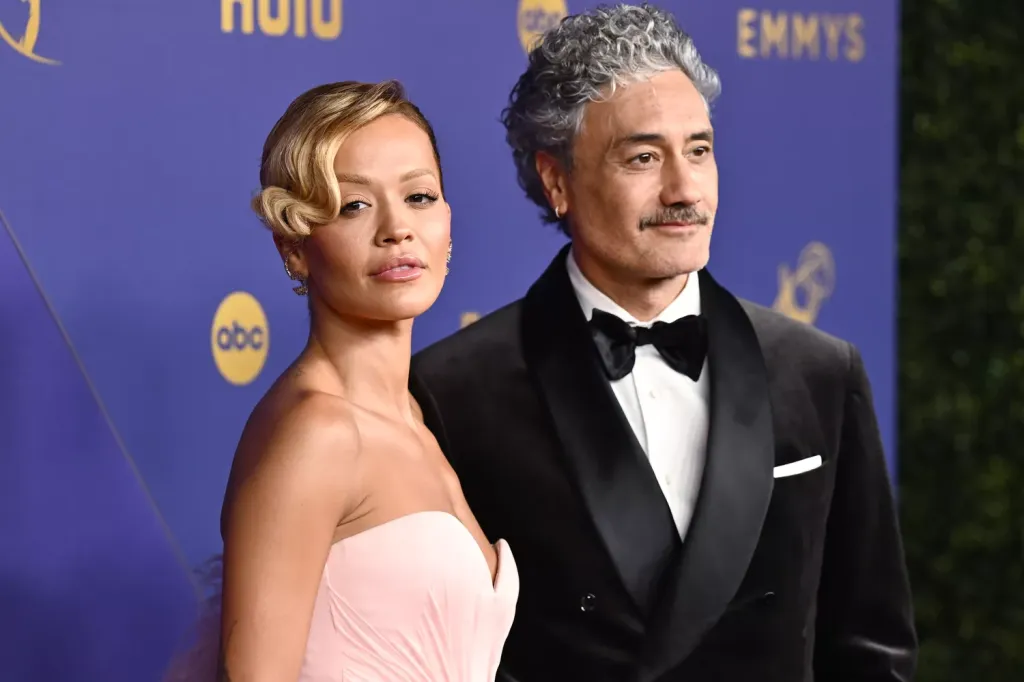 Rita Ora vakmerő bikiniben villantott a tengerparton-3