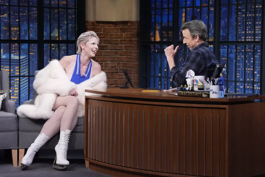 Julia Fox jeges divatbombája a Late Night műsorban-1