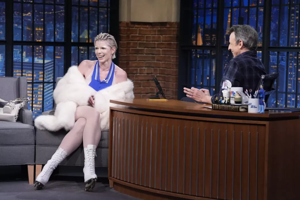 Julia Fox jeges divatbombája a Late Night műsorban-2