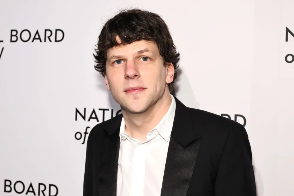 Jesse Eisenberg kritizálja a tech milliárdosokat-2