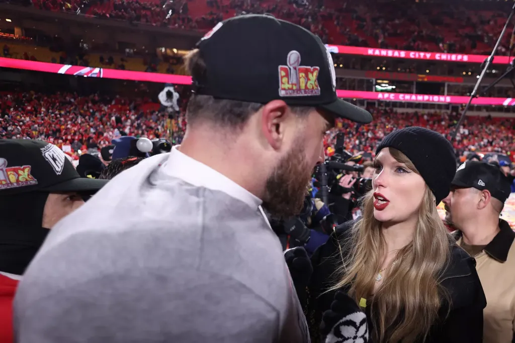 Taylor Swift rejtélyes nyaklánca: Reputation utalás?-2