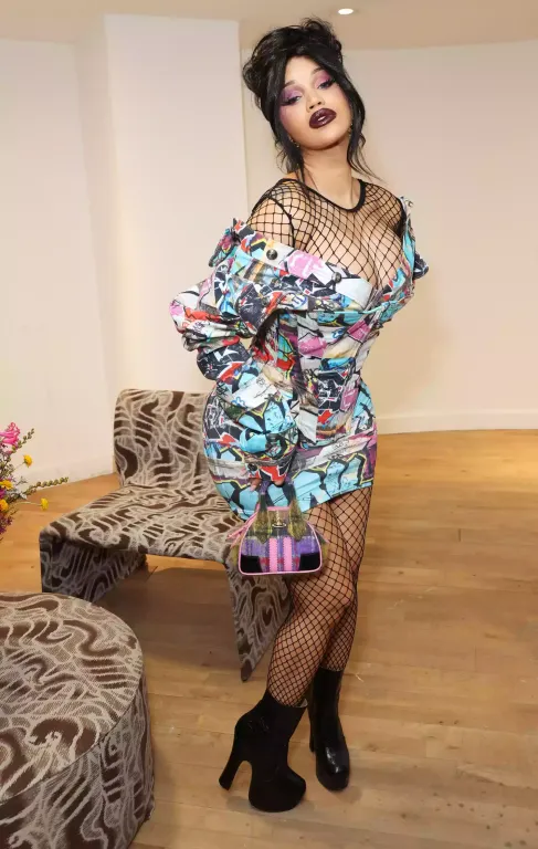 Cardi B sokkoló új piercingje: a fenékhasadékban-2