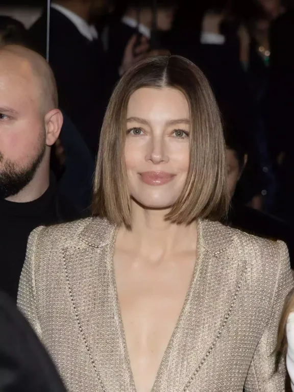 Jessica Biel káprázatos megjelenése a párizsi divathéten-3
