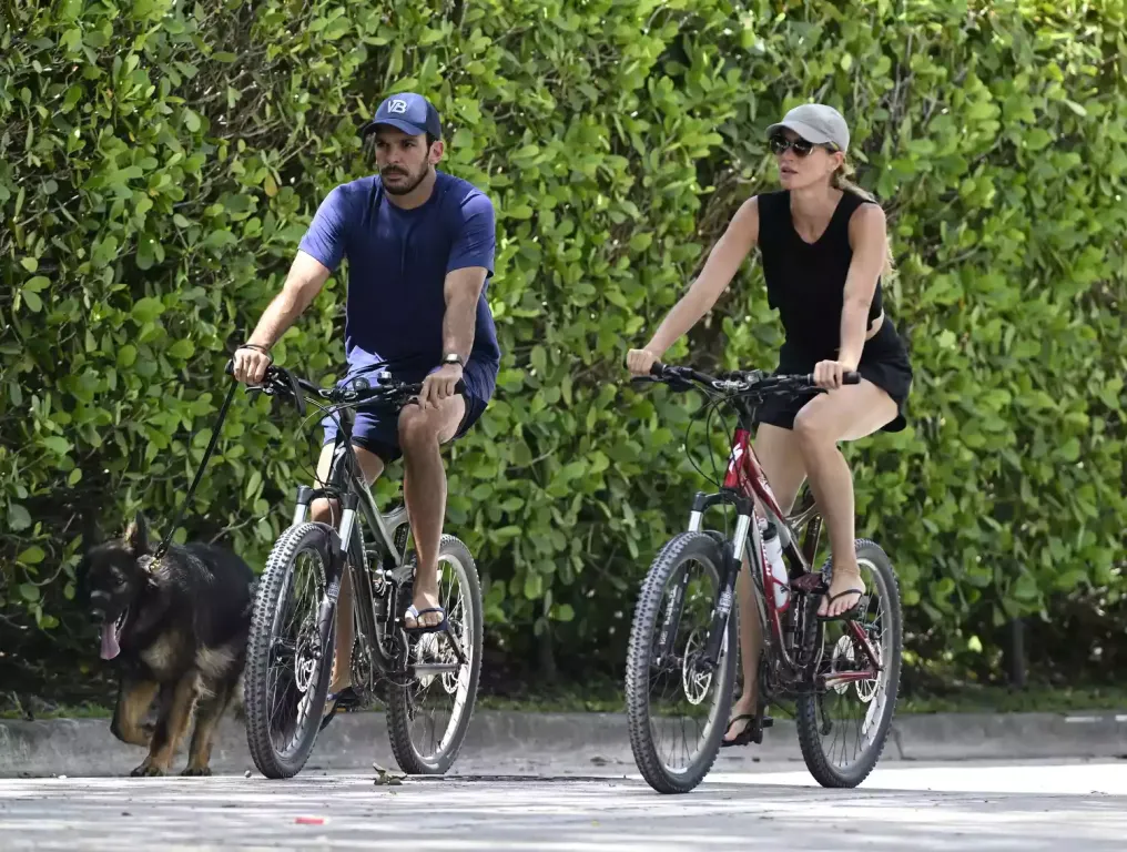 Gisele Bündchen várandósan ragyog a tengerparton-2