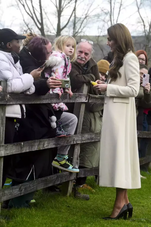 Kate Middleton megtöri a protokollt egy kislányért-1